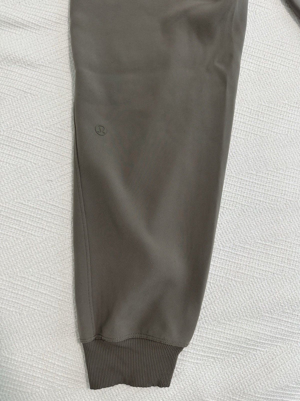 Women’s Lululemon On the Fly Jogger — estimated size 10, please see measurements 8