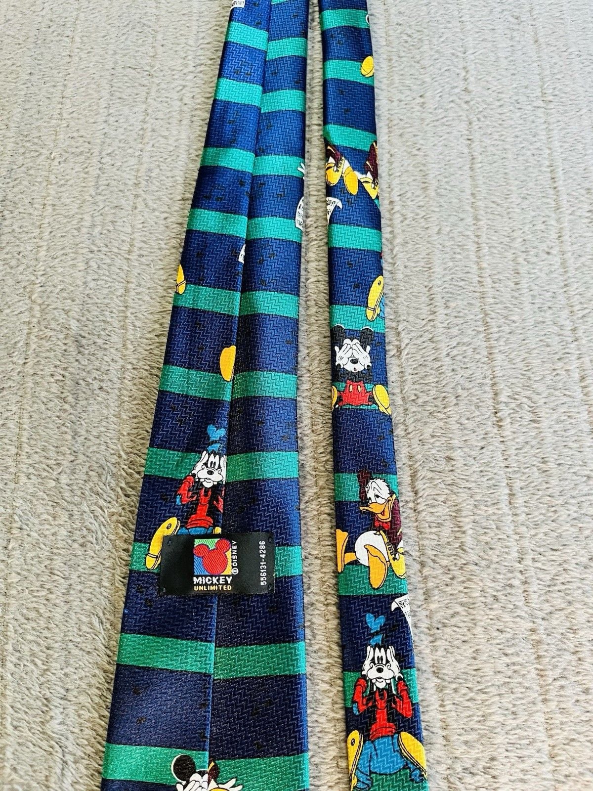 Men’s Disney Mickey Mouse Goofy Donald Duck 100 % Silk Neck Tie Blue Green 4” 5