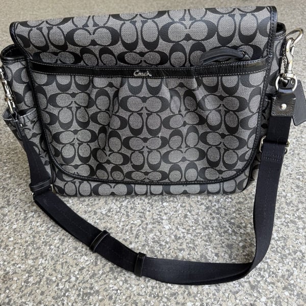Coach Signature Messenger Crossbody Bag – Style F18373