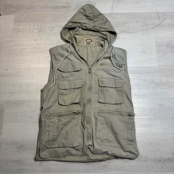 🛠️ Vintage 90s Banana Republic Utility Vest – Small 🛠️

Gear up with this vintage Banana Republic utility vest—the perfect mix of function and rugged style! This 90s piece features a hooded design, multiple pockets, and a durable cotton bui