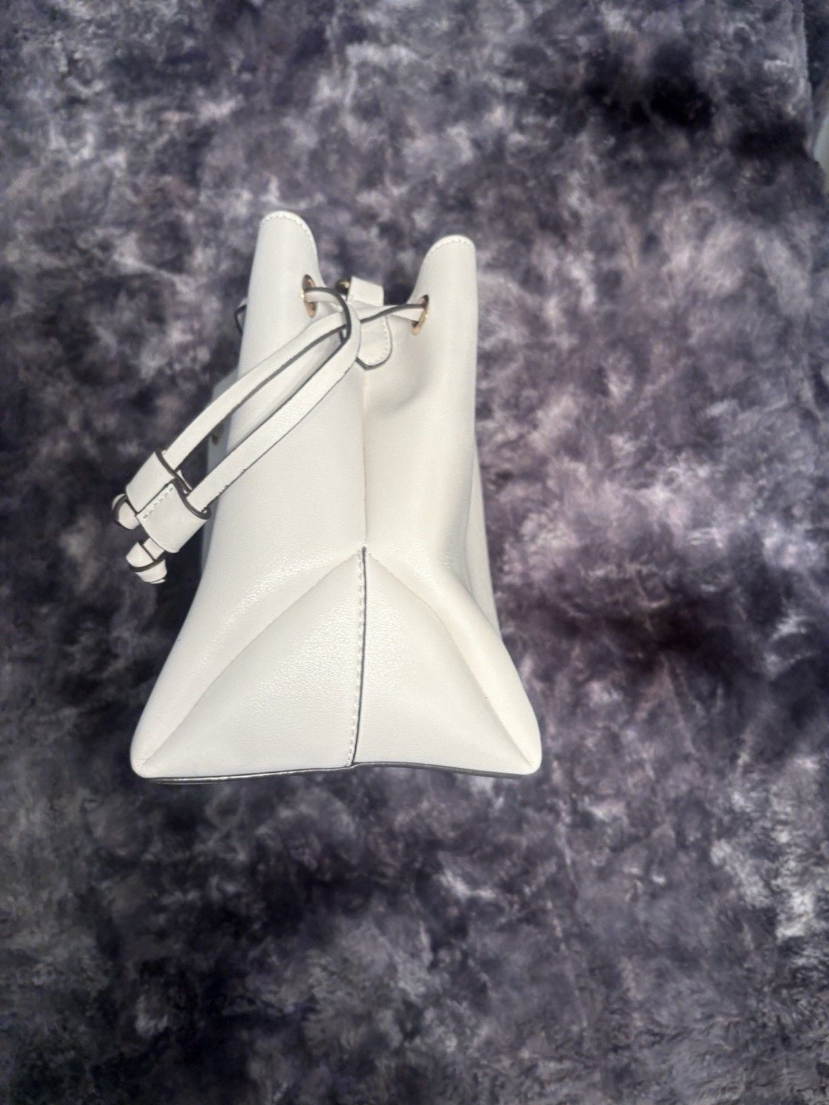 GUESS Womens White Bucket Bag Handbag Drawstring Gold Chain Shoulder Bag Purse 4