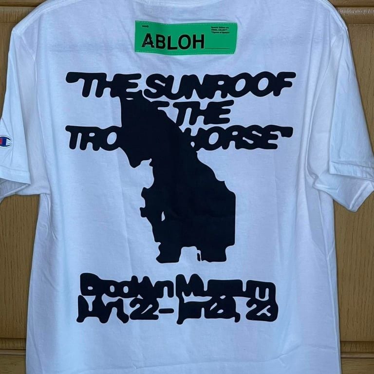 #Champion t-shirt with blurred Figures of Speech front graphic. The Sunroof Of The #Trojan Horse back graphic with #exhibition dates and Brooklyn Museum #logo.
Details: Fluorescent green Abloh tag
Material: 100% #cotton. Brand new with tag 2