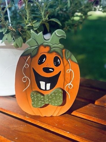 Vintage Kitschy Wooden Handpainted Jack o' Lantern Funny Face w/Buck Teeth CUTIE 1