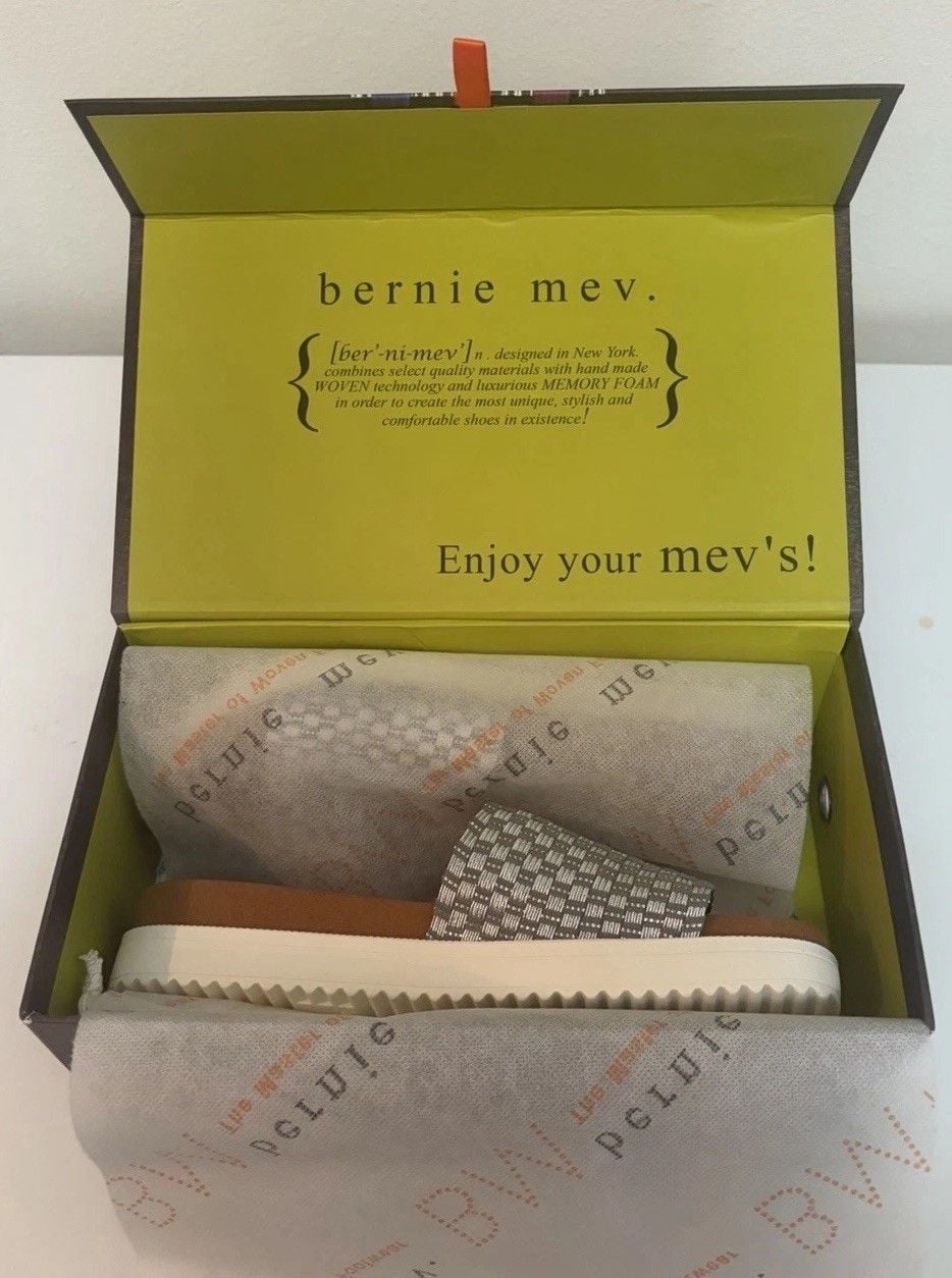 NEW! Bernie Mev Women’s Capri Memory Foam Slip On Sandals Silver Gray EU 40 US 9 7
