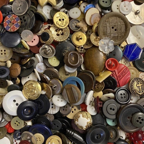 Buttons Mixed Lot Of 500 pcs of OLD VINTAGE , ALL TYPES & SIZES Bulk Lot