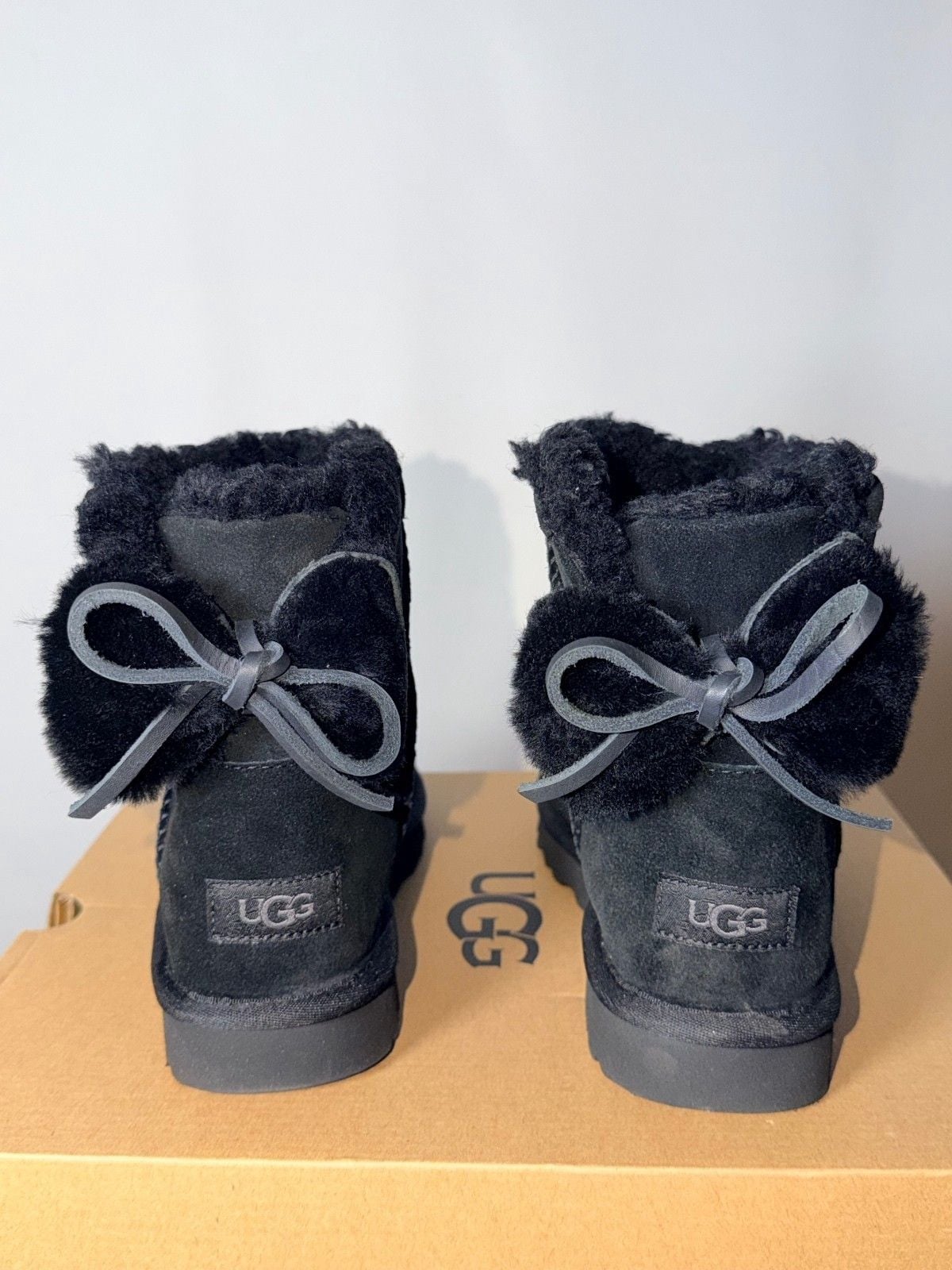 UGG Women's Classic Double Bow Mini Ankle Boots Black Size 7 4