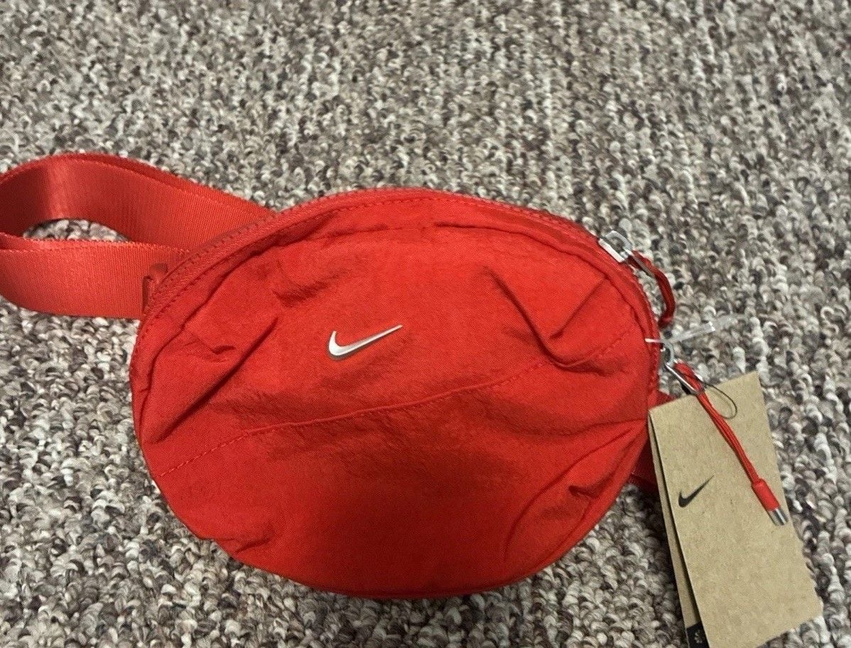 NEW NIKE AURA 2L CROSSBODY UNISEX BAG RED TRAVEL BELT FANNY 2
