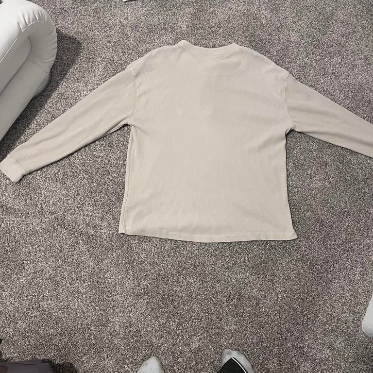 Cream layered long sleeve shirt
small stains on back and back of sleeve 3