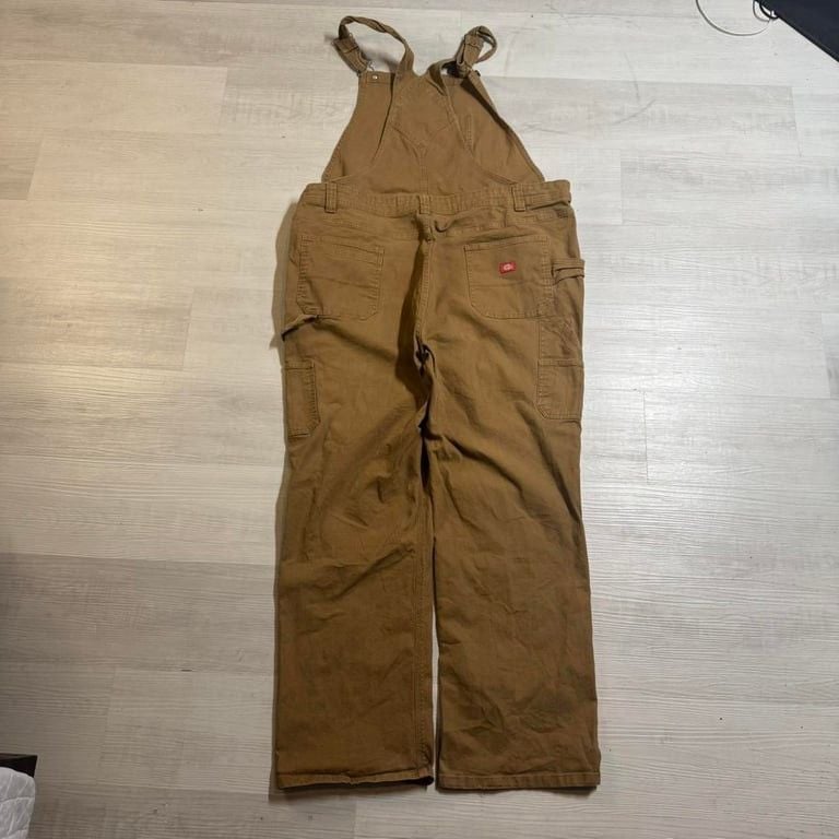 π₯ Dickies Workwear Overalls β 2XL π₯
Level up your workwear game with these Dickies Workwear Overalls in a classic brown shade! Built tough for durability, these overalls are perfect for work or streetwear styling. Made from 98% cotton and 2% spa 4