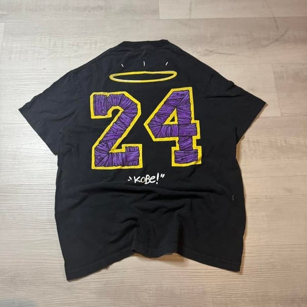 🔥 Vintage Kobe Bryant Tribute Tee – Mamba Forever 🔥

Honor the GOAT with this rare & exclusive Kobe Bryant tribute tee! Featuring a minimalist front print with “Kobe! 1978-2020” and a bold, eye-catching back design with his legendary #24, a h