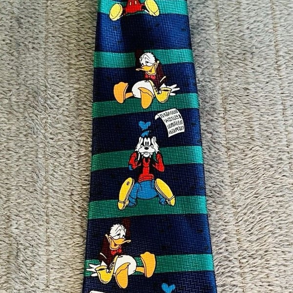 Men’s Disney Mickey Mouse Goofy Donald Duck 100 % Silk Neck Tie Blue Green 4”