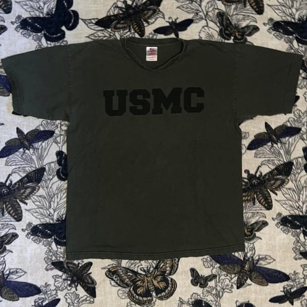 Vintage USMC Made in USA Army Green T-Shirt Size L

Bayside Tag USA made Vintage tee shirt in Great Used Condition with a Sick Vintage Feel. Nice Color, No Major Flaws

Size - L
pit to pit - 21”
Length - 26”

#vintage #madeinusa #usmc #green #tshirt