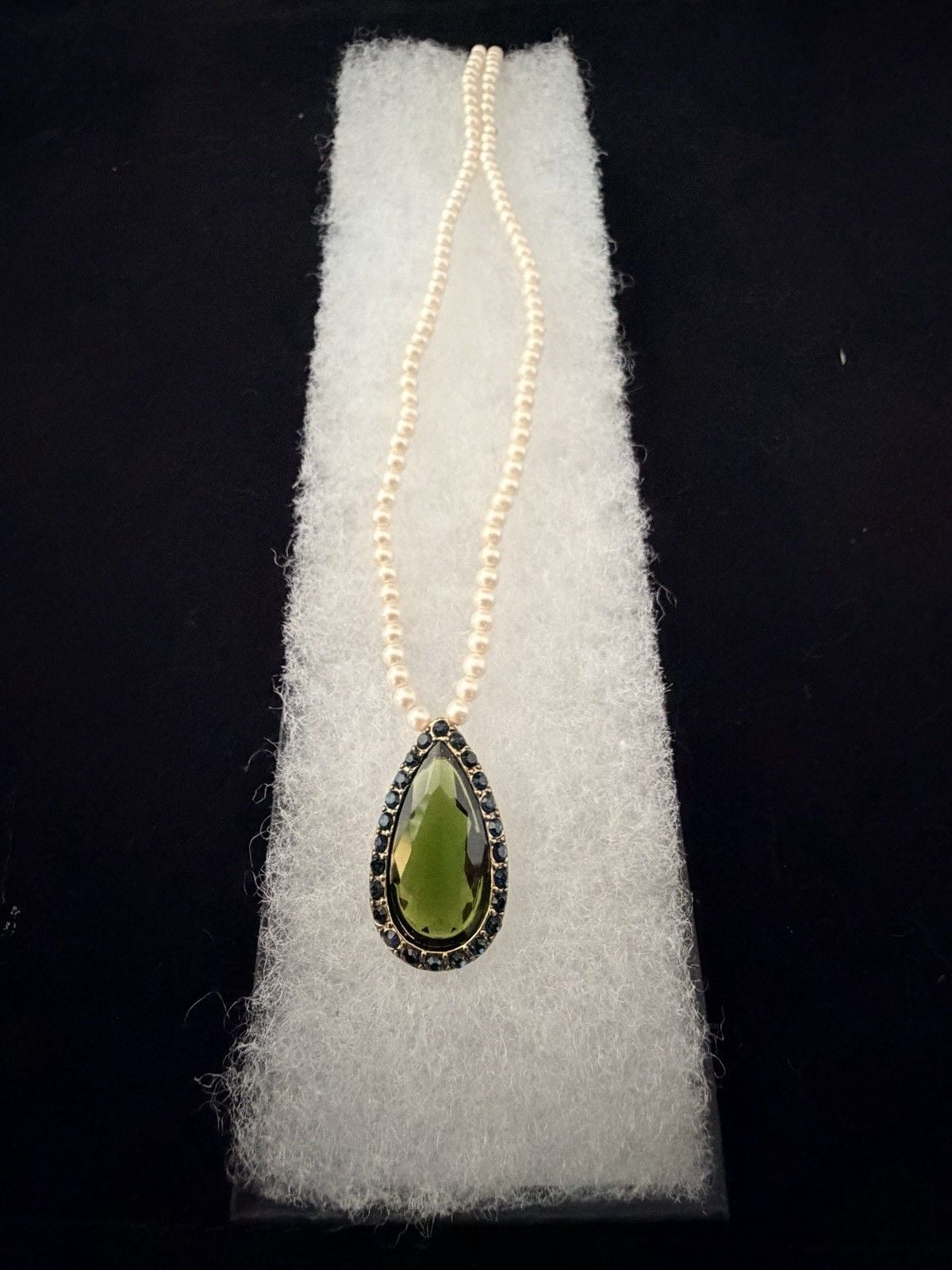 Vtg Signed MONET Olive Green Teardrop Pendant Faux Pearl Halo Necklace Mid Cent 9
