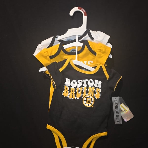 NWT Boston Bruins NHL INFANT Girl 3-Pack Team Bodysuits Creepers set 3-6 Months