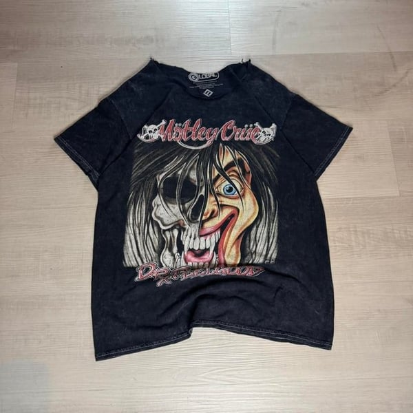 🔥 Mötley Crüe Dr. Feelgood Tee – Distressed Rocker Vibes 🔥

Rare and badass Mötley Crüe Dr. Feelgood graphic tee, featuring a wild half-skull, half-smiling face design on the front. The back has a bold red-lettered quote that screams 
