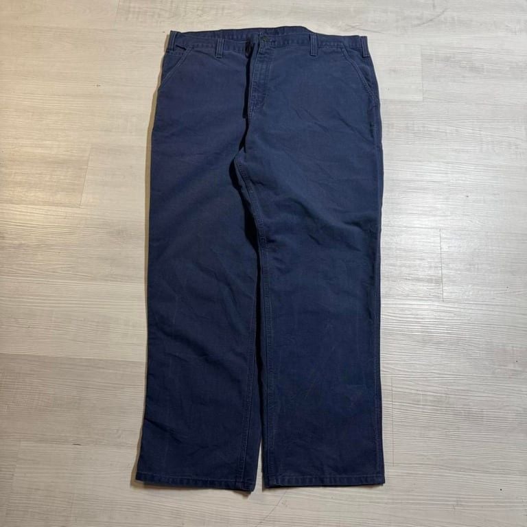 π₯ Vintage Carhartt Dungaree Fit Work Pants β 44x32 π₯
Classic Carhartt work pants built for durability and comfort! These dungaree fit utility pants feature a loose, straight-leg cut with reinforced pockets and the iconic Carhartt patch. Perfect 3