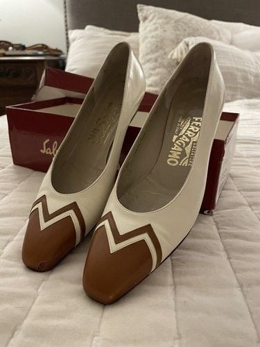 Salvatore Ferragamo Carlina Brown & Cream Pumps Sz 7 AAA 2