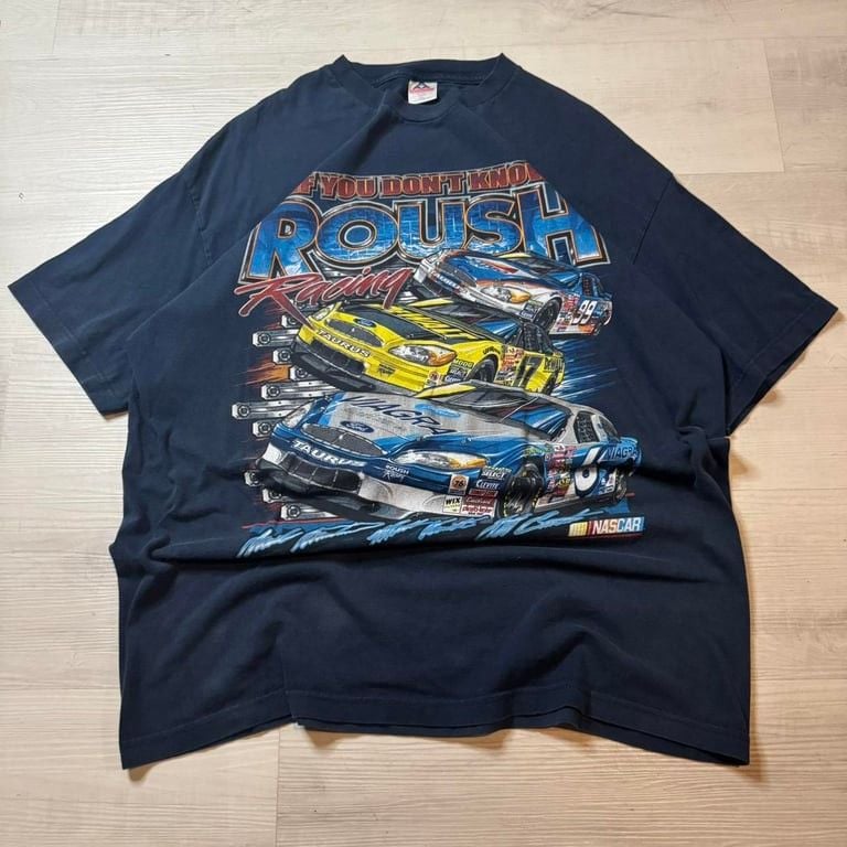 ποΈ Vintage Y2K Roush Racing NASCAR Tee β XXL Alstyle π
π₯ Bold, graphic-heavy vintage 2001 Roush Racing NASCAR tee featuring legendary Ford Taurus race cars and drivers! This double-sided print is packed with high-energy racing graphics that 2
