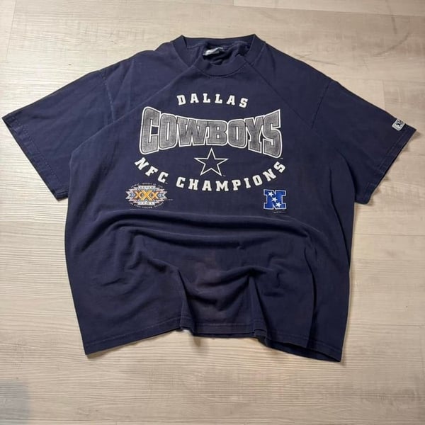 🏈 Vintage Dallas Cowboys NFC Champions Tee – 90s Classic! 🏈

Rep America’s Team with this vintage 90s Dallas Cowboys NFC Champions tee! A must-have for Cowboys fans, streetwear lovers, and vintage sports collectors.

🔥 Details:
✅ Size: (XL
