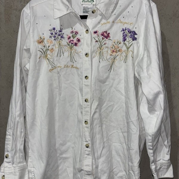 The Quacker Factory White Ladies Top With embroidered Flower Medium
