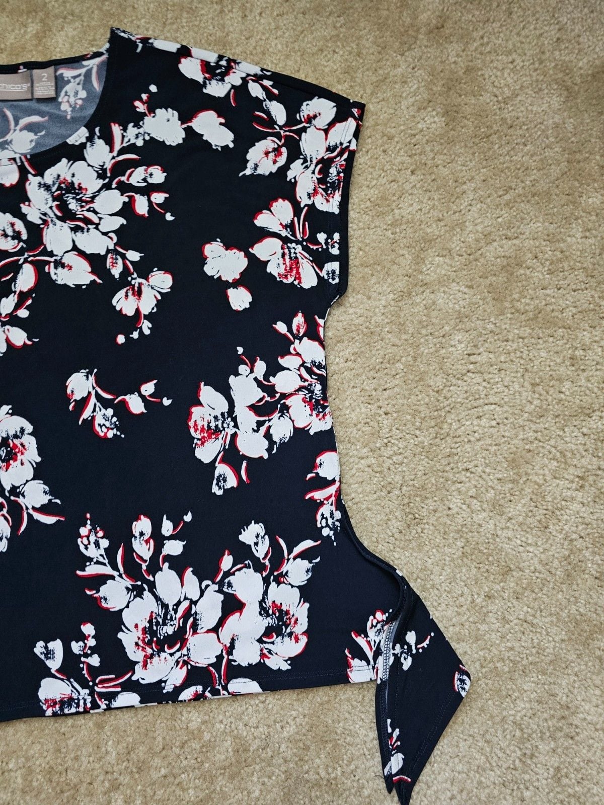 Chico's Women's Size 2 Black Floral Top White Red Asymmetrical Hem Short Sleeve 4