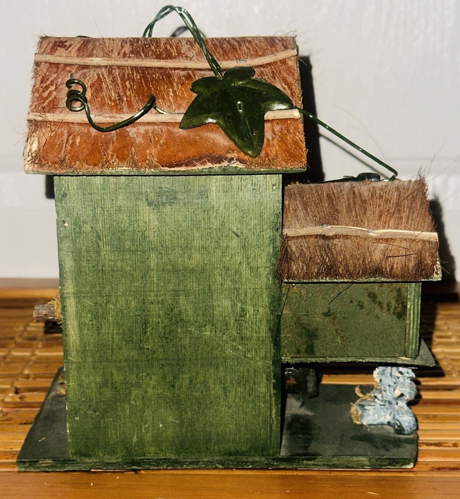 NWOT Vintage Wooden Bed & Breakfast Bird House Bird Feeder Outdoor Springtime 10