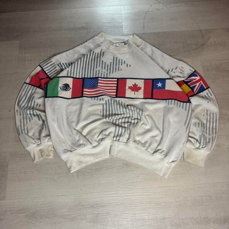 π Vintage International Flags Sweatshirt π
This Santiago Sport 1541 sweatshirt is a true β90s vintage gem! Featuring a bold world flag design across the chest and sleeves, an earthy cream base, and a relaxed oversized fit, this pullover is perfe 2