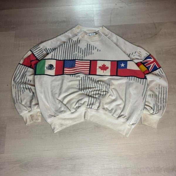 🌍 Vintage International Flags Sweatshirt 🌎

This Santiago Sport 1541 sweatshirt is a true ’90s vintage gem! Featuring a bold world flag design across the chest and sleeves, an earthy cream base, and a relaxed oversized fit, this pullover is perfe
