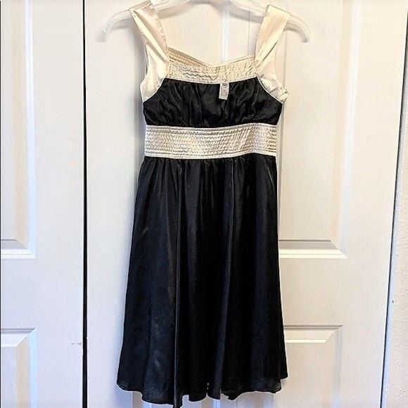 Charlotte Russe Black White Wide Strap Knee Length Flare Dress Jr Size 3 NWT 5