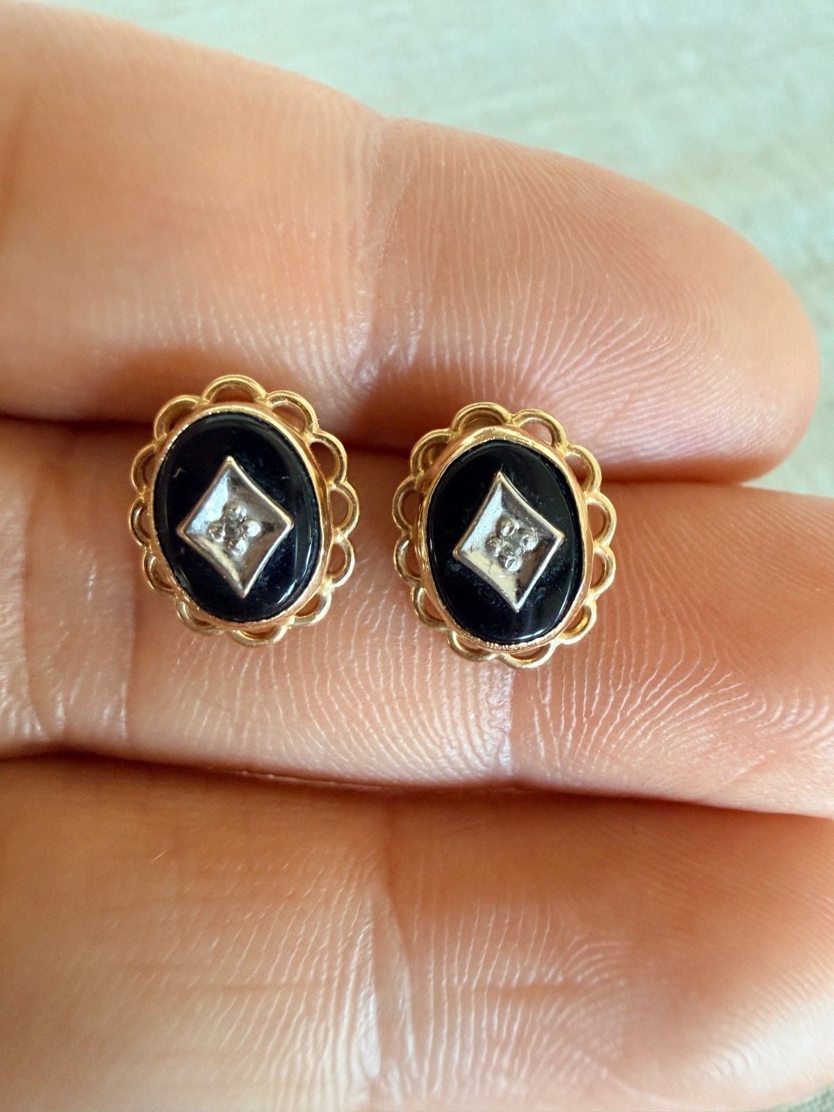 Vintage 14K Yellow Gold Black Onyx & Diamond Stud Earrings Scallop Frame 8