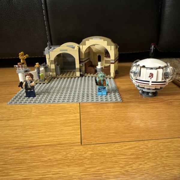 LEGO Star Wars Mos Eisley Cantina 75205 & Droid Escape Pod 75136 Han Solo Greedo