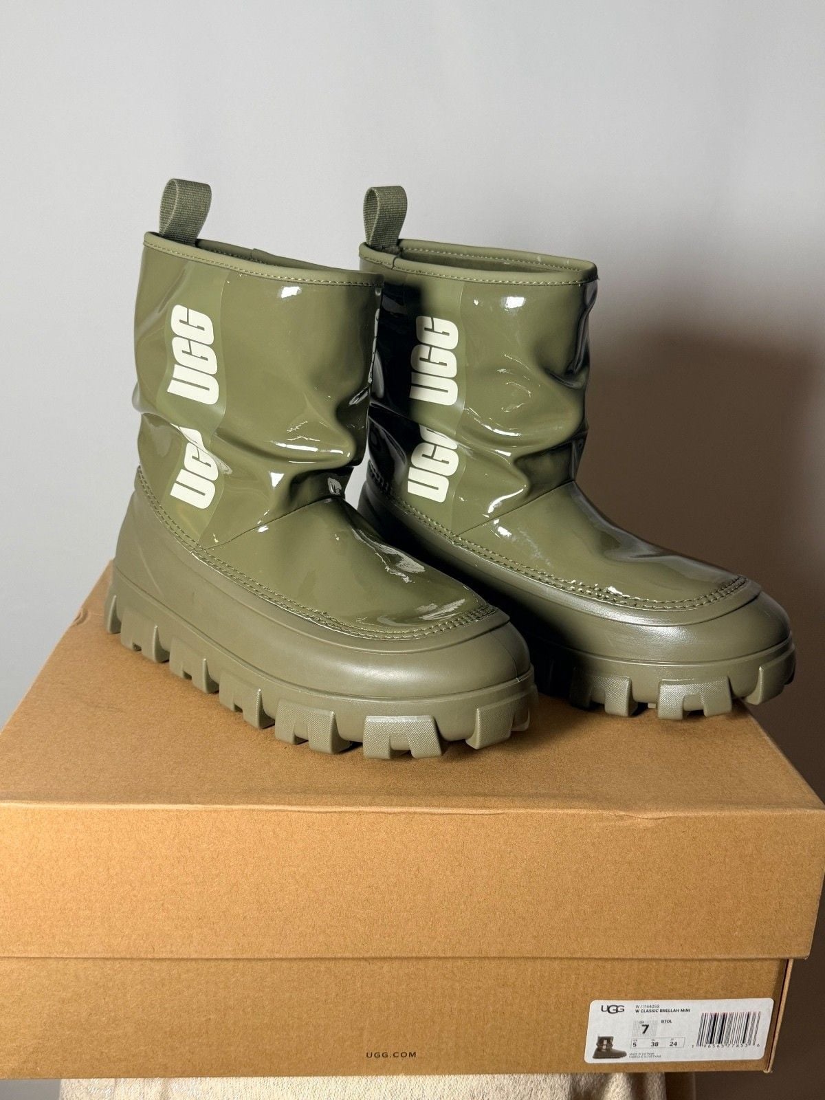 UGG Women’s Winter Boots Size 7 Olive Green Patent Leather 2