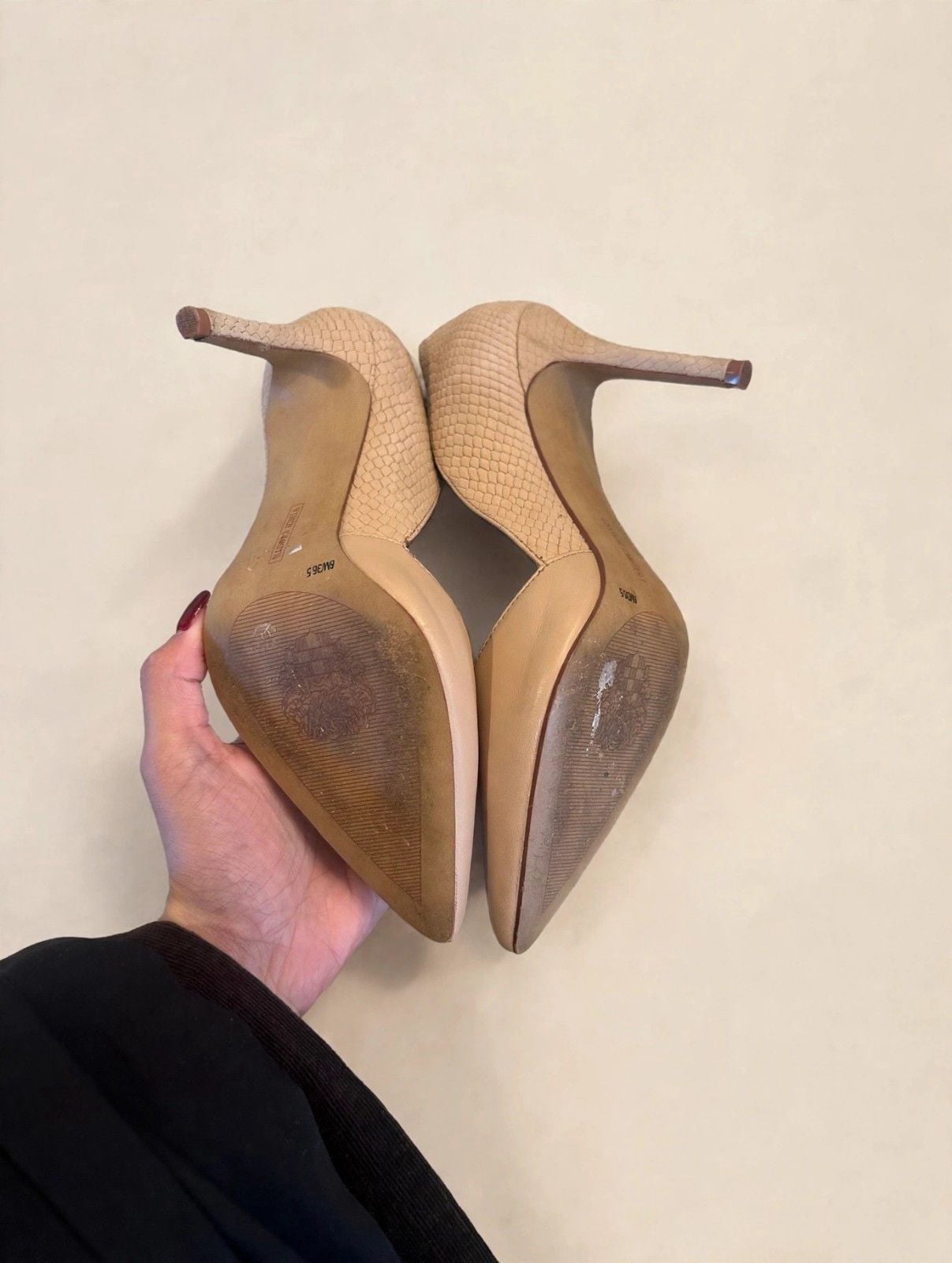 Vince Camuto Women's Nude Snake Embossed Pointed Toe Pumps 6.5 5