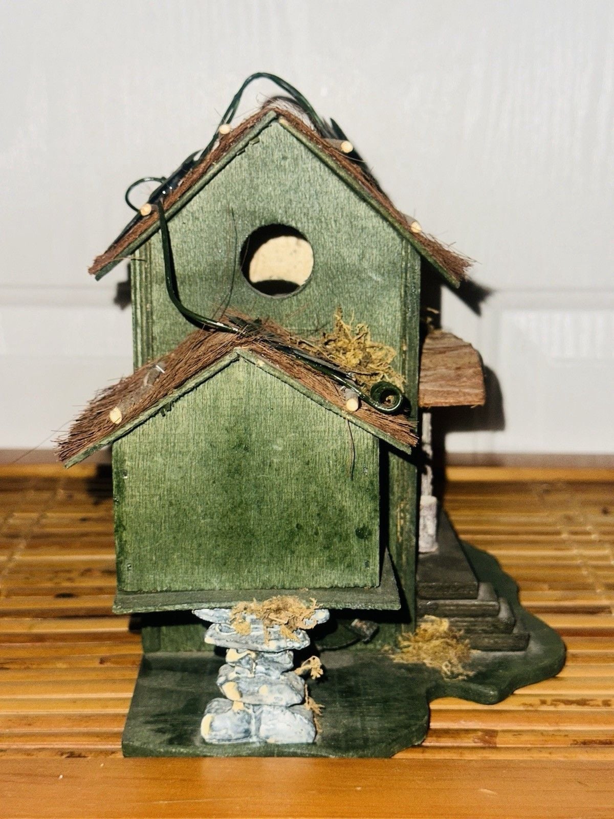 NWOT Vintage Wooden Bed & Breakfast Bird House Bird Feeder Outdoor Springtime 9