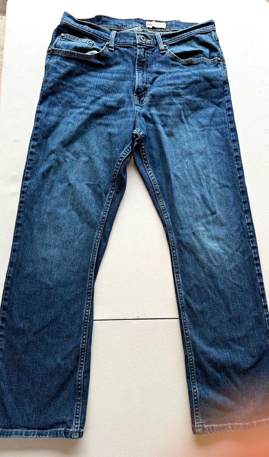 Wrangler Men’s Relaxed Fit Bootcut Blue Medium Wash Stretch Denim Jeans Mid Rise 2