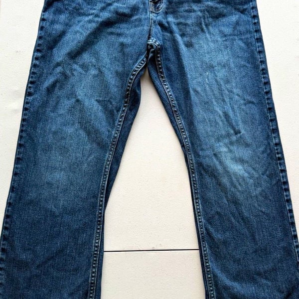 Wrangler Men’s Relaxed Fit Bootcut Blue Medium Wash Stretch Denim Jeans Mid Rise