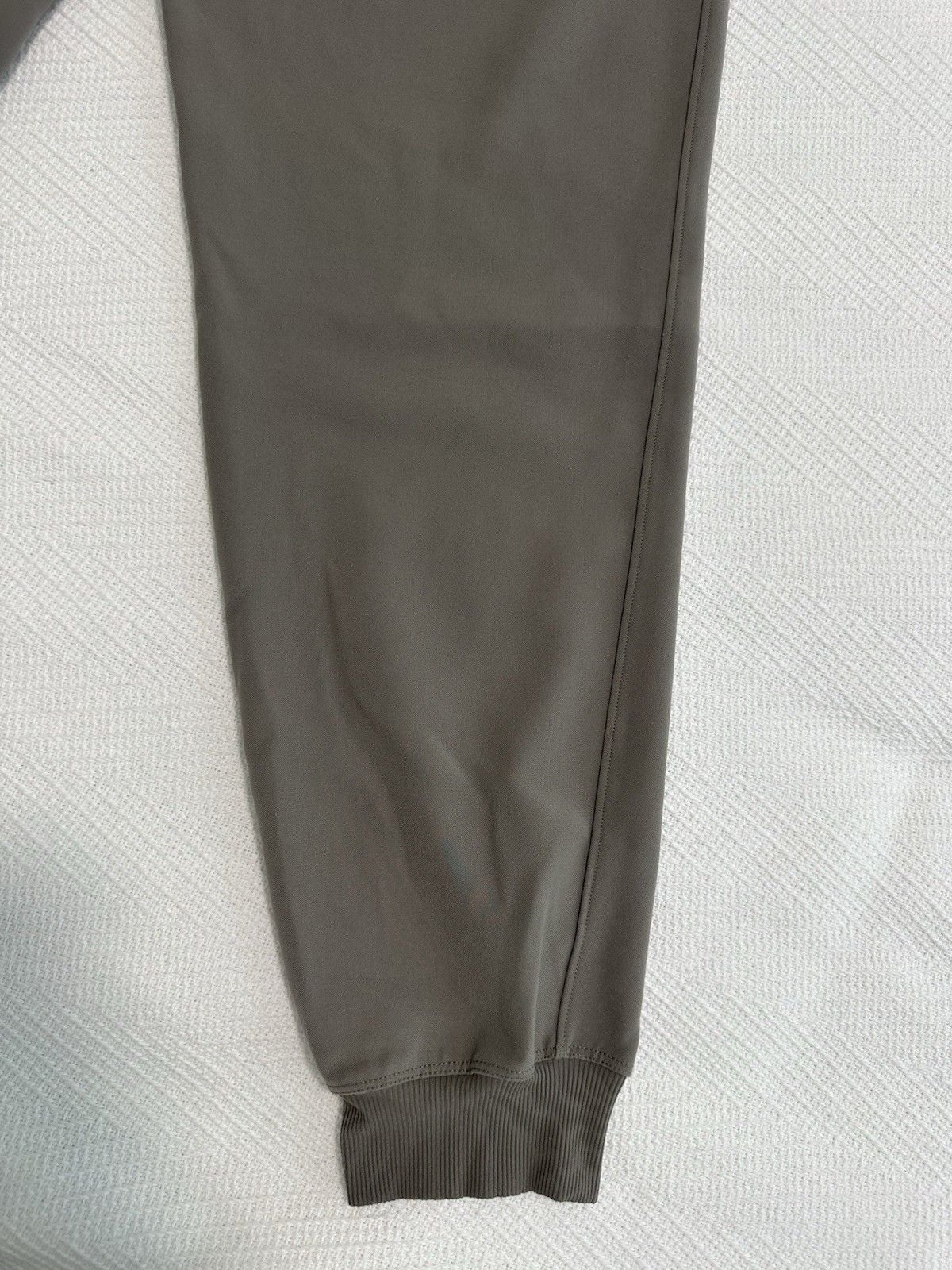 Women’s Lululemon On the Fly Jogger — estimated size 10, please see measurements 9