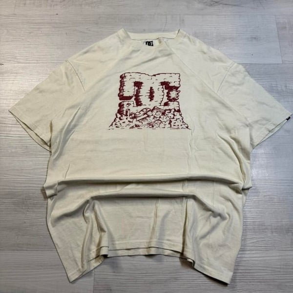 🔥 Vintage DC Shoes Graffiti Logo Tee 🔥

📢 Throwback to the classic skate era with this DC Shoes tee! Featuring a brick wall & rubble graffiti-style logo, this cream-colored gem is perfect for any skater or streetwear lover. 100% cotton, made in 