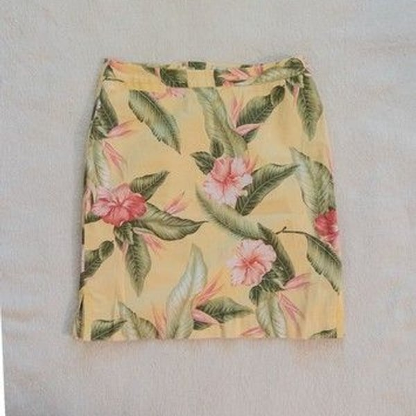 Tommy Bahama Stretch Skirt Size 10 Yellow Tropical Hibiscus Floral Palm Leaf 19"