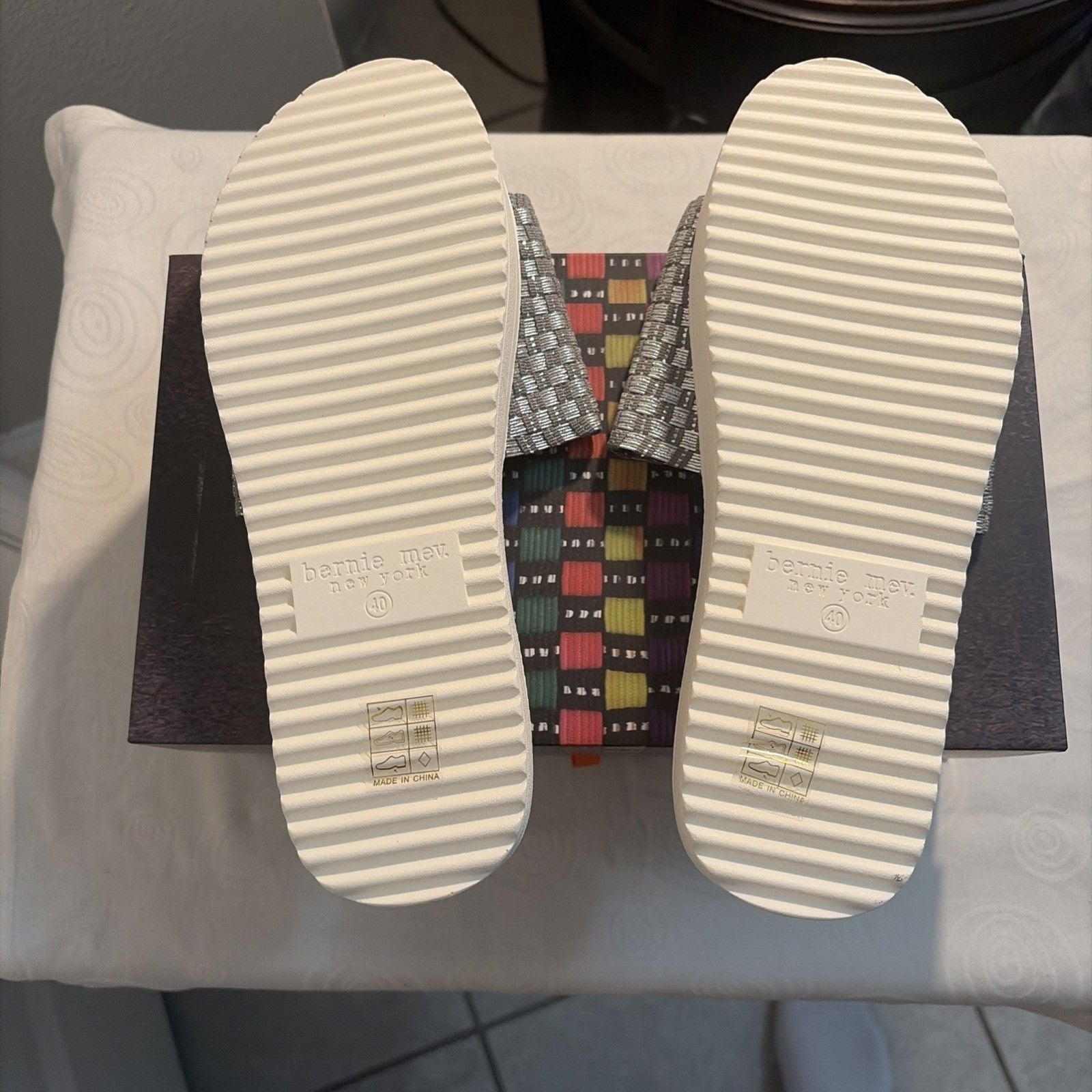 NEW! Bernie Mev Women’s Capri Memory Foam Slip On Sandals Silver Gray EU 40 US 9 5