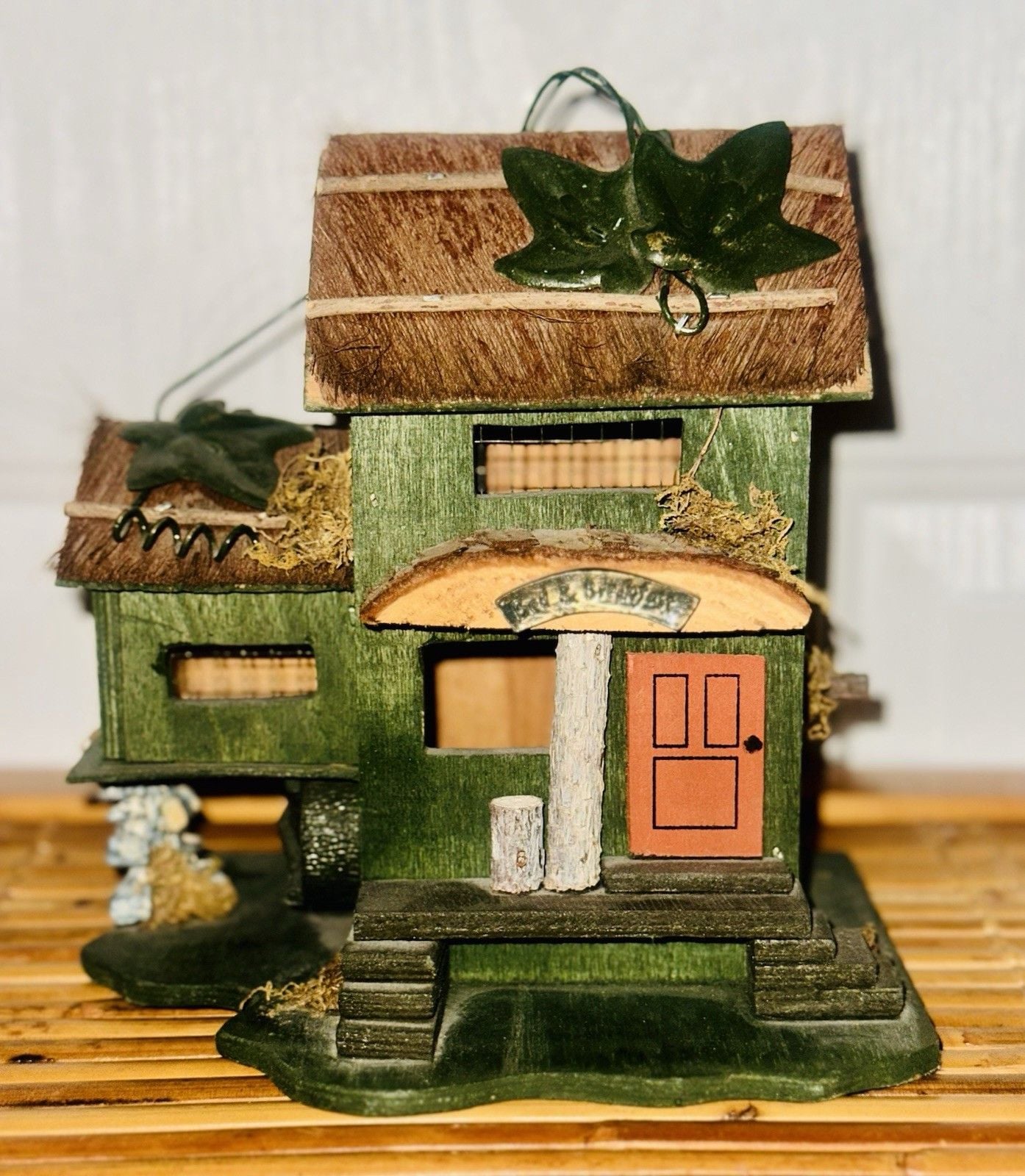 NWOT Vintage Wooden Bed & Breakfast Bird House Bird Feeder Outdoor Springtime 2