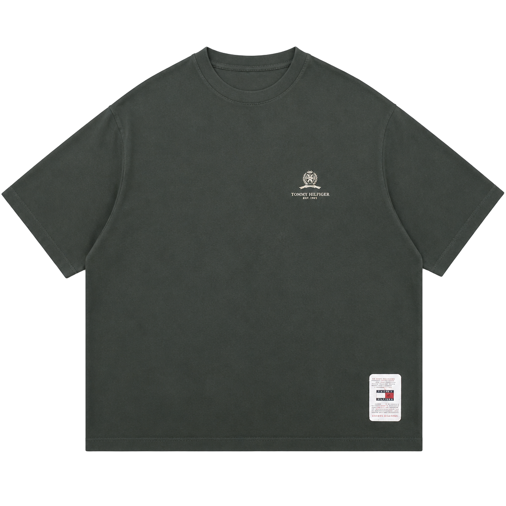 π₯ Vintage Tommy Hilfiger Made in USA Tee β XL π₯
Step up your streetwear game with this rare vintage Tommy Hilfiger tee π₯. Made in the USA πΊπΈ and crafted from 100% cotton, this dark green gem gives you that perfect oversized, worn-in vib 1