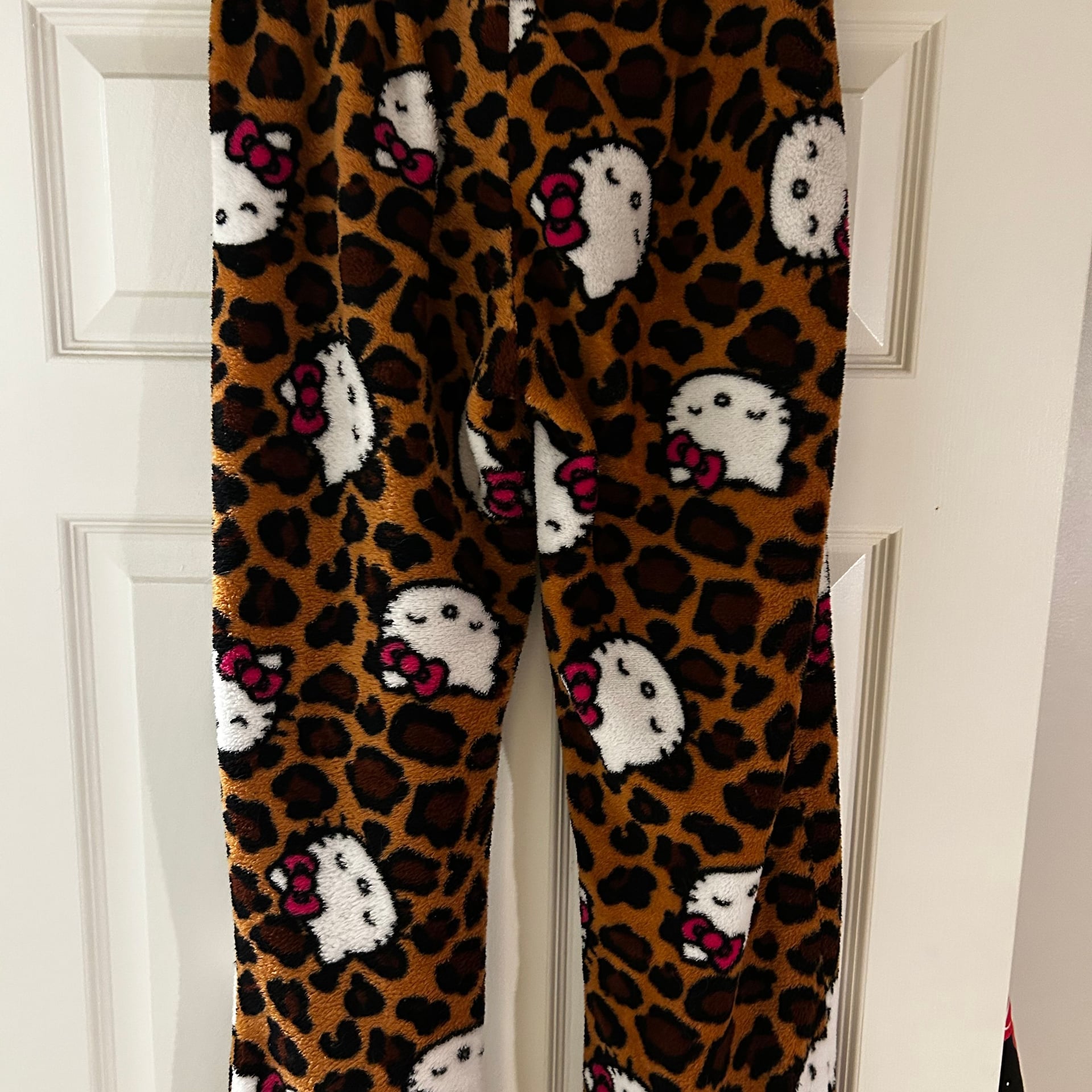 Hello Kitty woman’s size M pajama plush pants 3