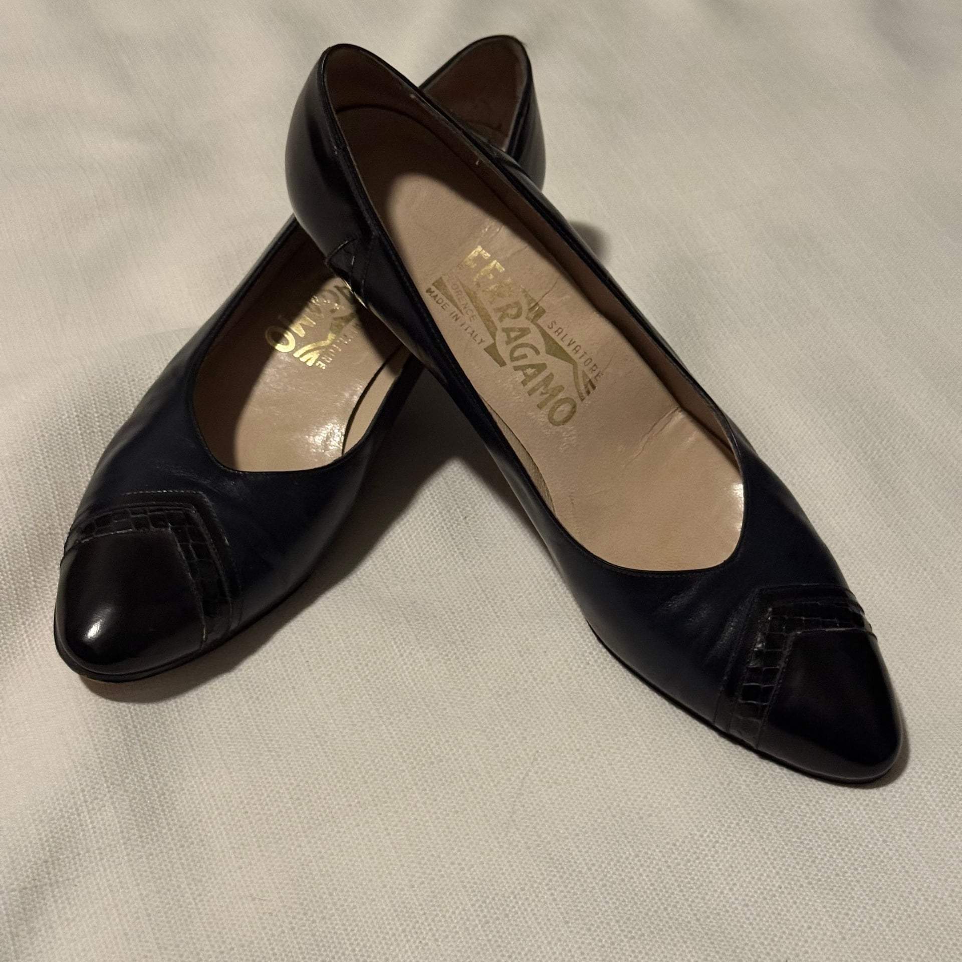 Vintage Salvatore Ferragamo Navy Blue Leather Cap Toe Pumps Women's Sz 8 AAA 2