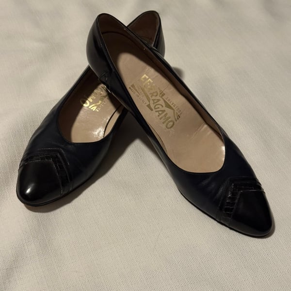 Vintage Salvatore Ferragamo Navy Blue Leather Cap Toe Pumps Women's Sz 8 AAA