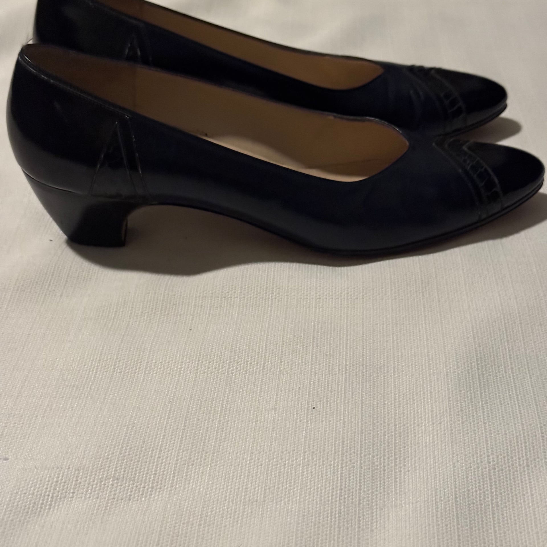 Vintage Salvatore Ferragamo Navy Blue Leather Cap Toe Pumps Women's Sz 8 AAA 4