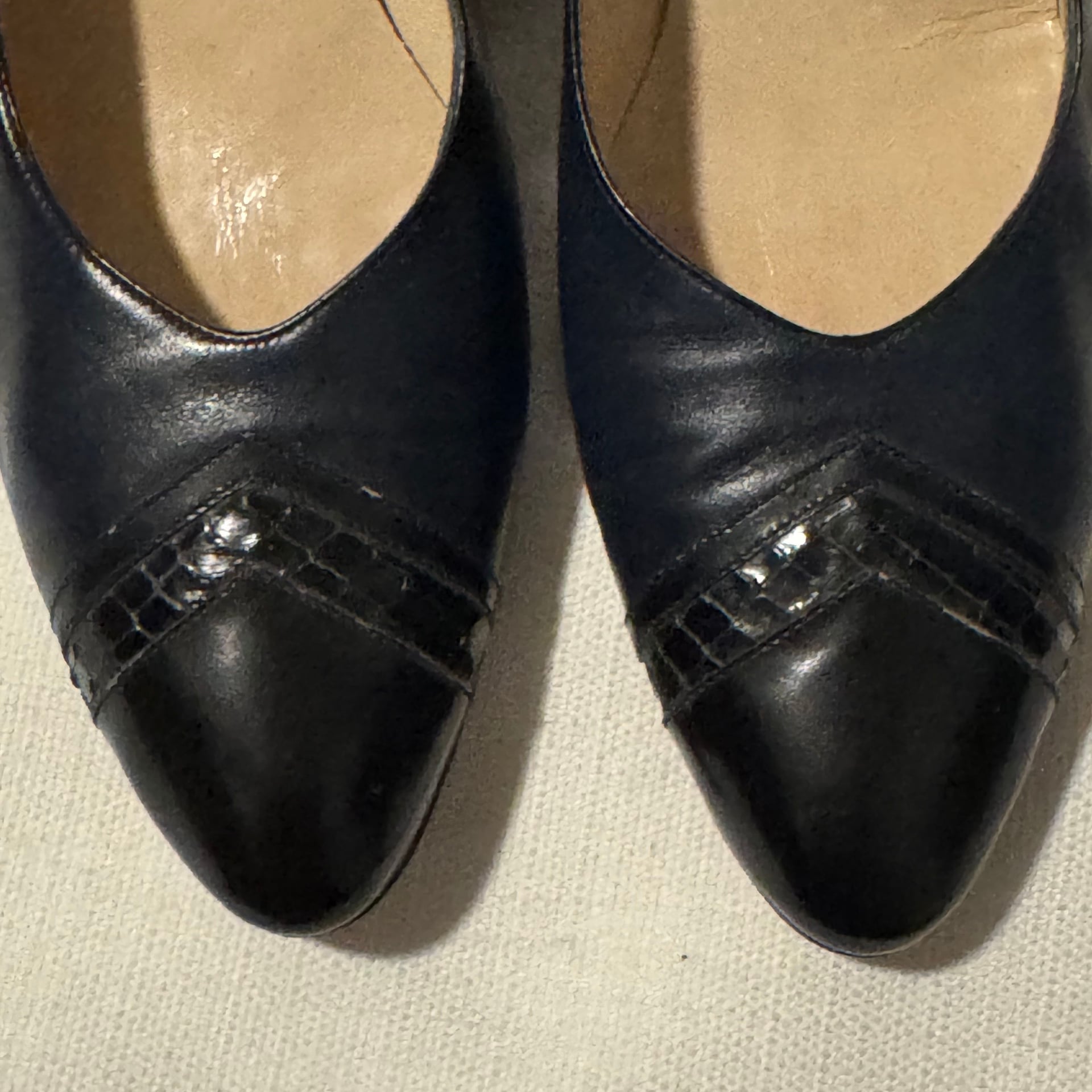 Vintage Salvatore Ferragamo Navy Blue Leather Cap Toe Pumps Women's Sz 8 AAA 5