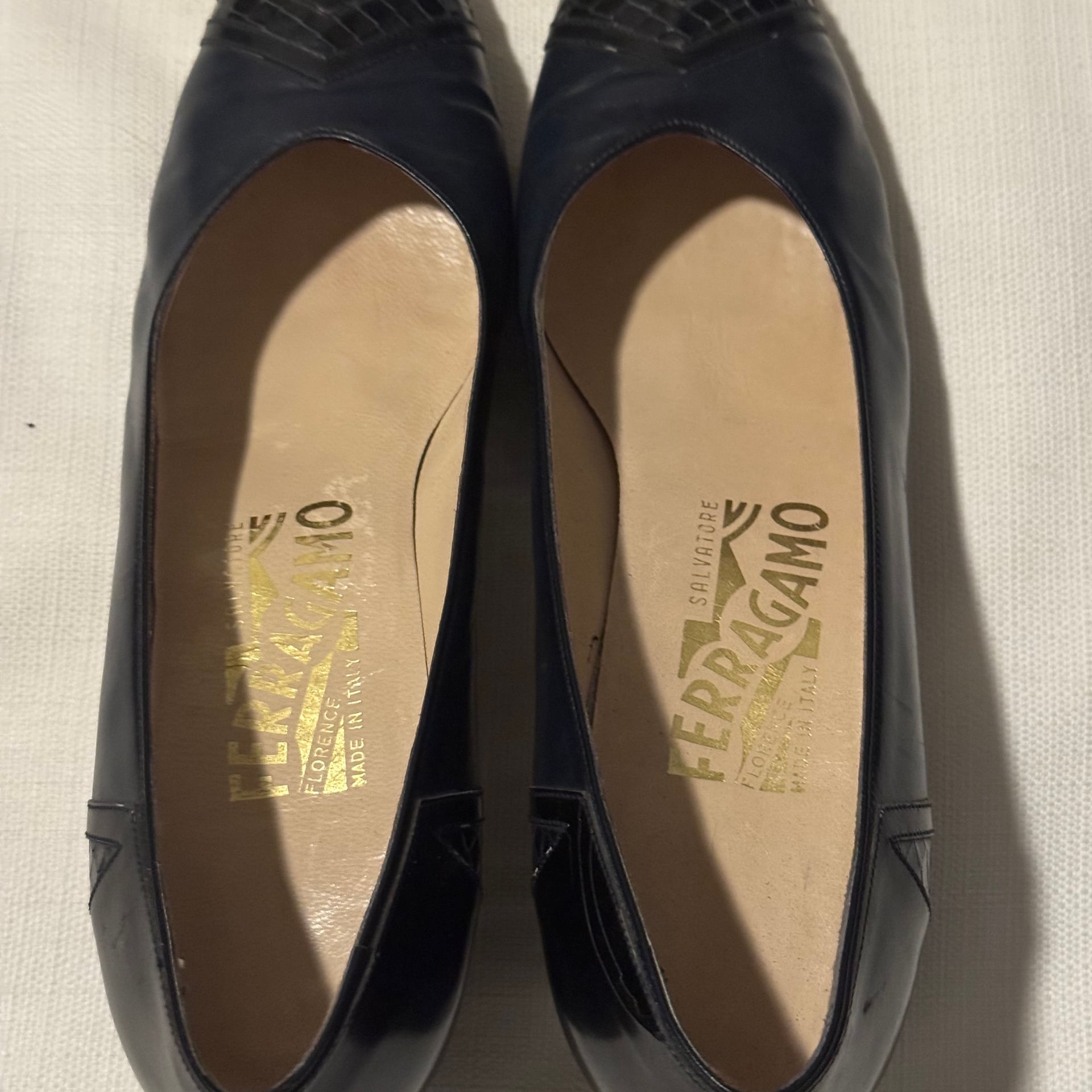 Vintage Salvatore Ferragamo Navy Blue Leather Cap Toe Pumps Women's Sz 8 AAA 6