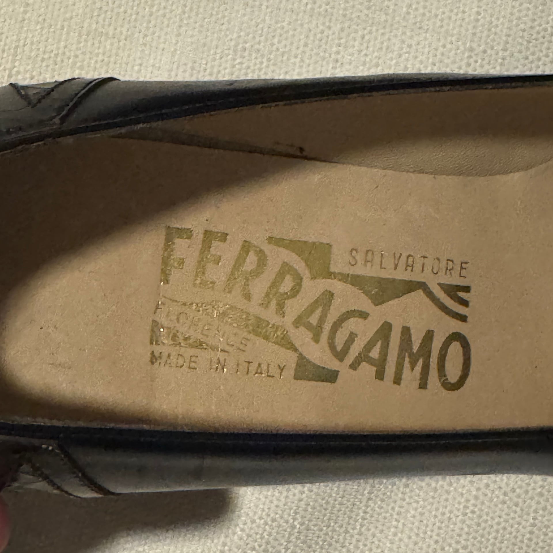 Vintage Salvatore Ferragamo Navy Blue Leather Cap Toe Pumps Women's Sz 8 AAA 7