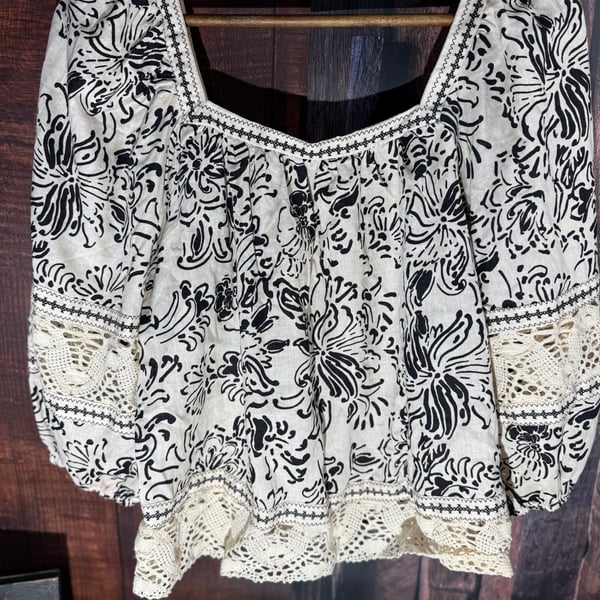 Christian Siriano NY Boho Blouse Crochet Lace Floral Top Sz L Linen Blend B2